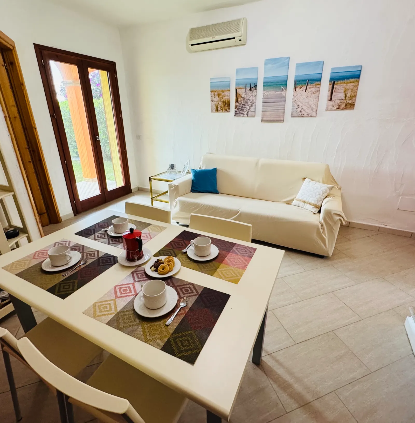 Tavolo, divano e ingresso giardino